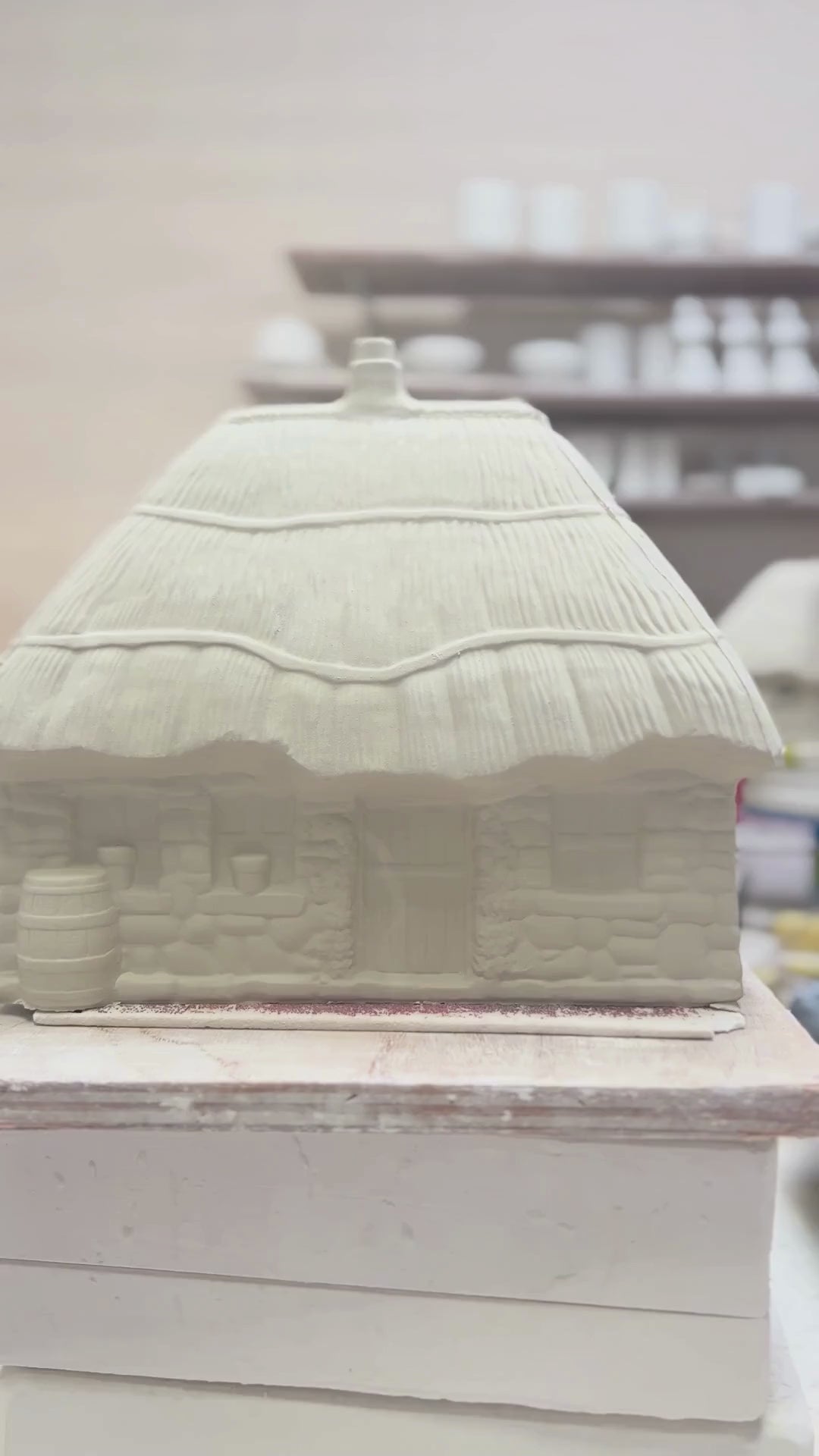 Belleek Classic Thatched Cottage Luminaire