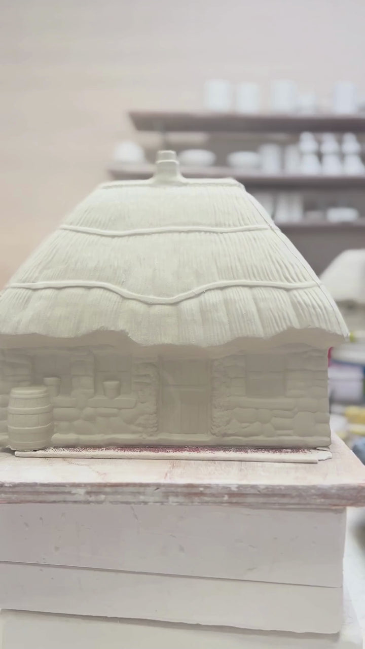 Belleek Classic Thatched Cottage Luminaire